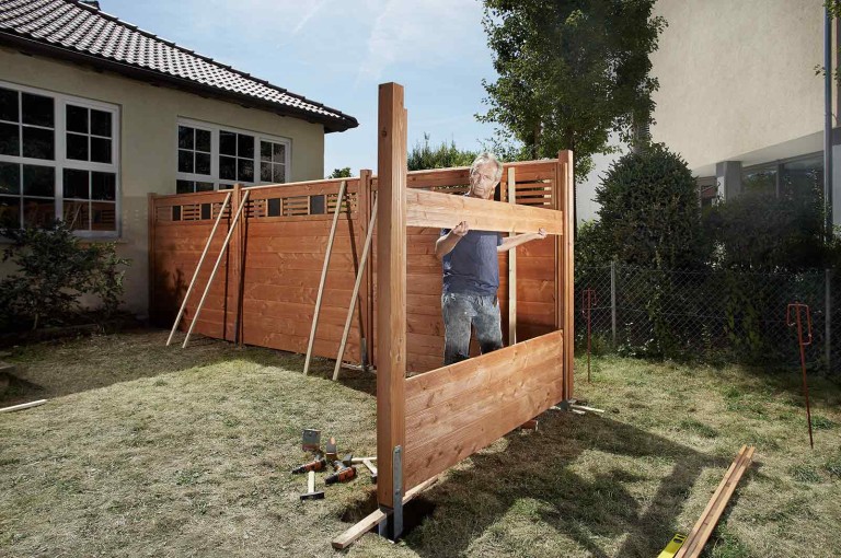 Jak ukotvit plotové sloupky a postavit pohledovou ochranu