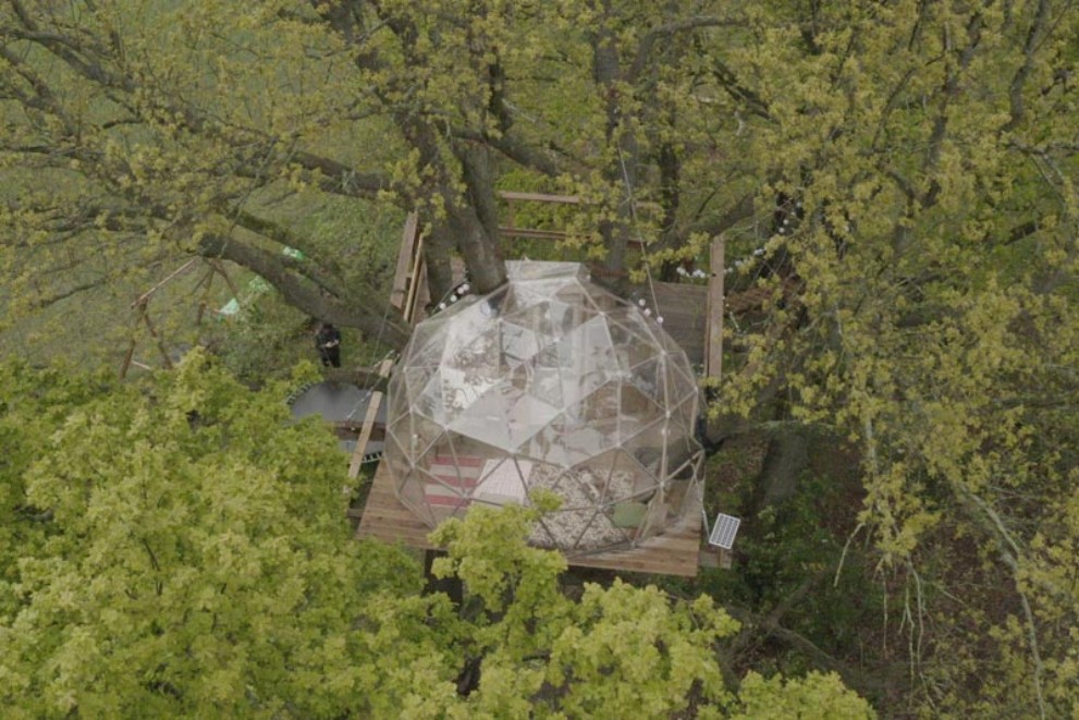 
			Stromový domek s kupolí z ptačí perspektivy

		
